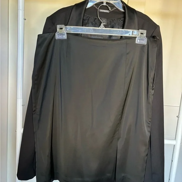 Elegant Black Double-Breasted Women's Blazer - Picture 3 of 8